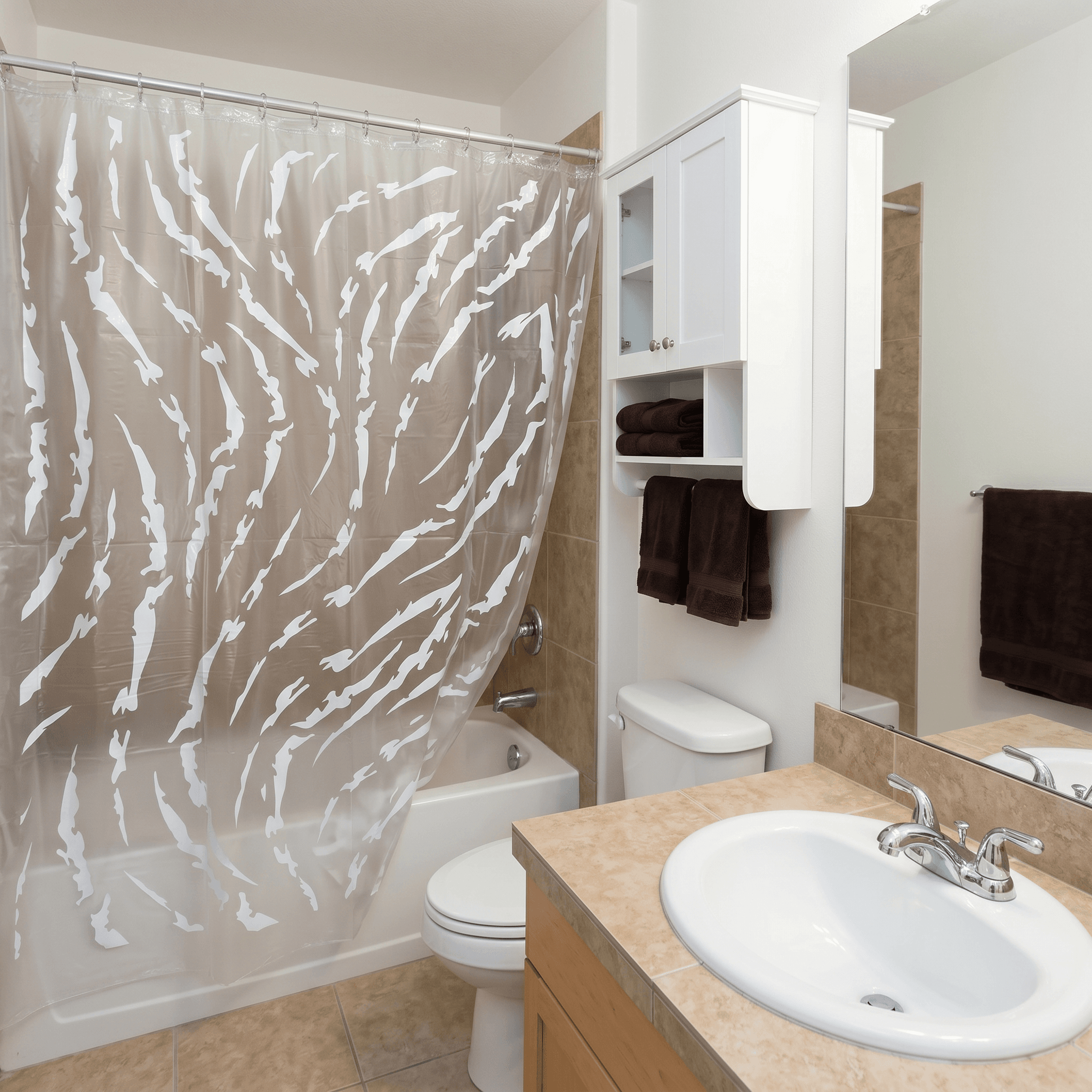 cortina-bano-pvc-estampado-river-flow-blanca-homeset-ambiente Cortina de baño PVC estampado River Flow blanca HomeSet instalada en baño
